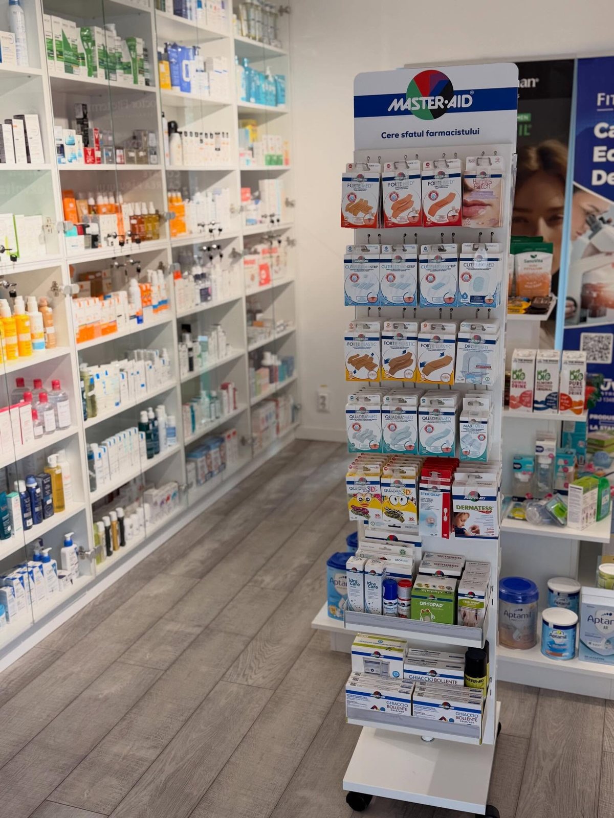 Display Master-Aid într-o farmacie parteneră — distribuitor exclusiv Origo Medical